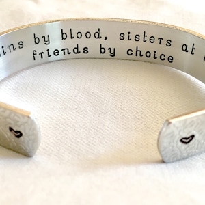 Cousin Geschenk | Cousin Geburtstagsgeschenk | Cousin Armband | Cousin Geschenke | Cousinen von Blut, Schwestern im Herzen, Wahlfreunde | Personalisierte Armspange