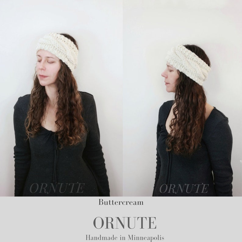 Pu&ograve; includere: Fascia per capelli a treccia color crema. La fascia &egrave; realizzata con un filato spesso e strutturato e viene indossata sulla fronte. La parola "ORNUTE" &egrave; stampata nella parte inferiore dell'immagine. Sono visibili anche i testi "Buttercream" e "Handmade in Minneapolis".