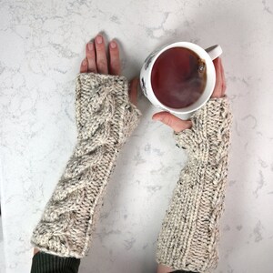 Cable de lana tejer guantes largos sin dedos ropa de invierno para mujeres, regalo para ella / Los guantes largos Cameron en avena listos para enviar imagen 4