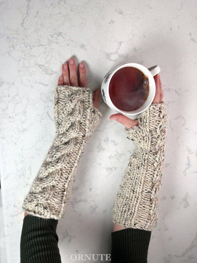 Cable de lana tejer guantes largos sin dedos ropa de invierno para mujeres, regalo para ella / Los guantes largos Cameron en avena listos para enviar imagen 4