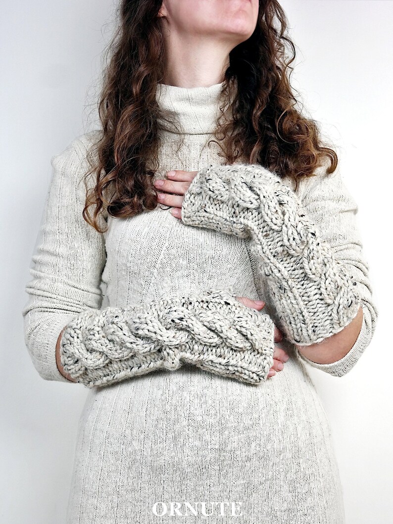 Cable de lana tejer guantes largos sin dedos ropa de invierno para mujeres, regalo para ella / Los guantes largos Cameron en avena listos para enviar imagen 2