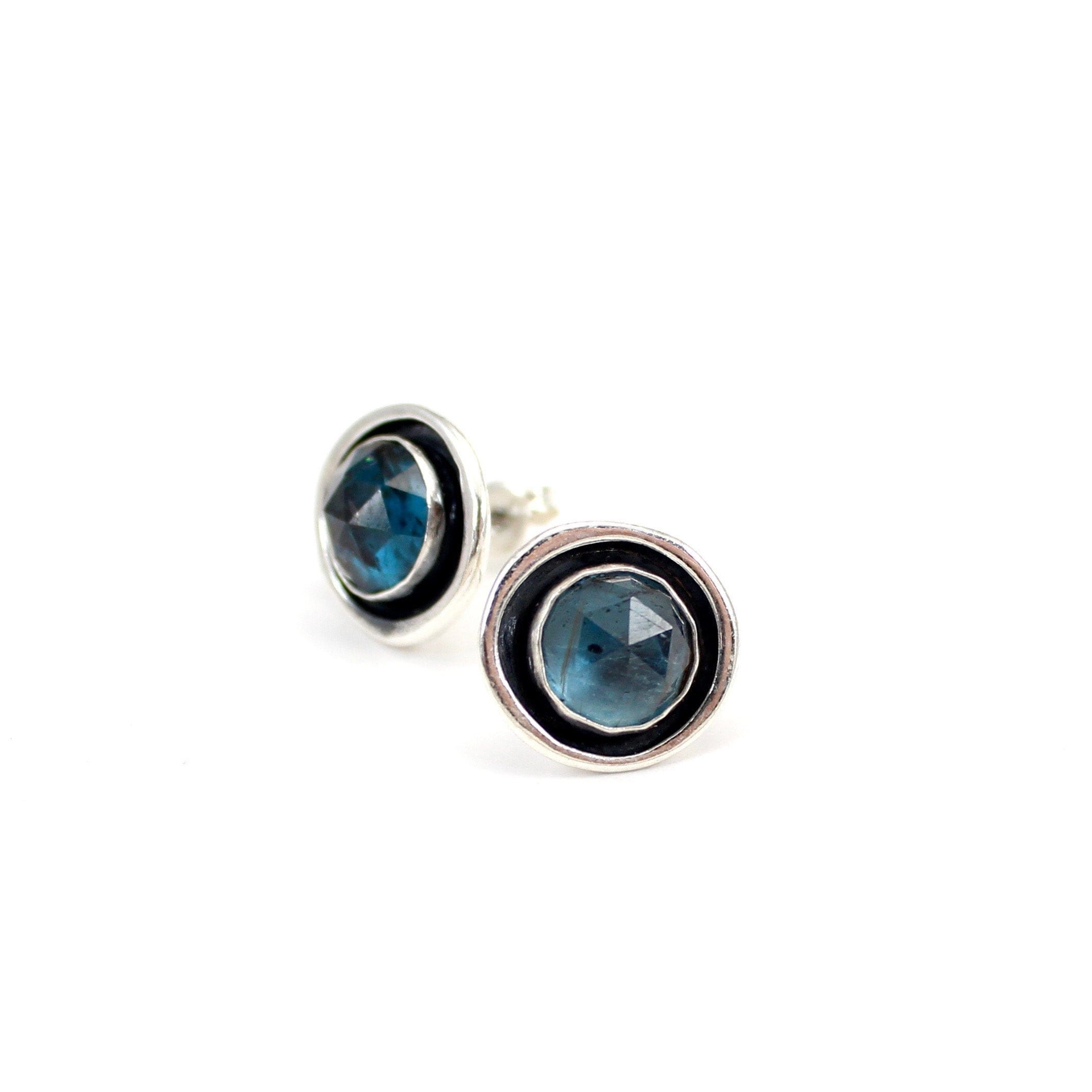 Moderne blauwe kyanietoorbellen - sterlingzilver en 8 mm roosgeslepen kyanietoorbellen