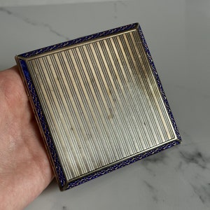 Étui à cartes ou à cigarettes vintage, rayures gravées avec bordure décorative en émail bleu, grand support carré en métal