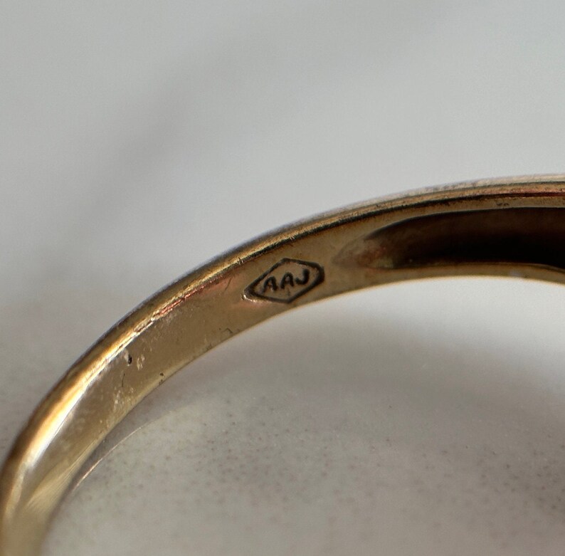 Estate 10KT Gold Red Stone Cocktail Ring, Vintage Style Yellow Gold Band, Oval Cut Red Stone with Sparkly Halo, Classic Passion Size 6 US image 8