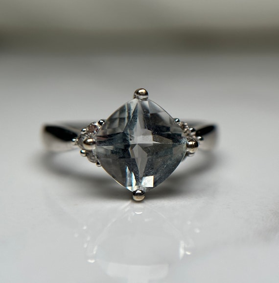 Estate 10KT White Gold Unique Cut Stone Ring, Funky Clear Gemstone Ring with Size Accent Stones, Diamond Shaped Ring Size 6.75 US