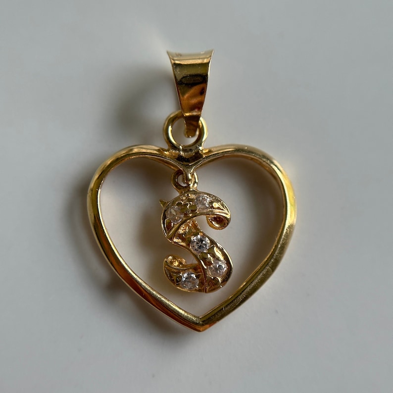 Estate 18KT Gold Heart 'S' Charm, Dangly Initial Letter S Pendant, Yellow Gold Sparkly Heart Jewellery, Gift for S Name bild 1