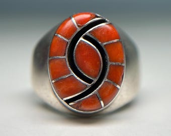 Anillo vintage de plata de ley con coral rojo Zuni y incrustaciones de plata de ley. Joyería única hecha a mano. Talla 9.5 (EE. UU.).