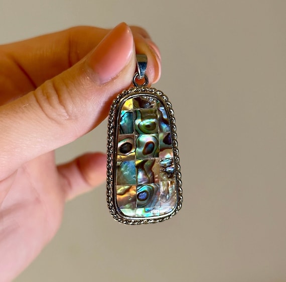 Vintage 18KT White Gold Abalone Pendant, Gorgeous Paua Shell Collage Pendant Necklace, Rope Boarder Iridescent Shell Statement Pendant