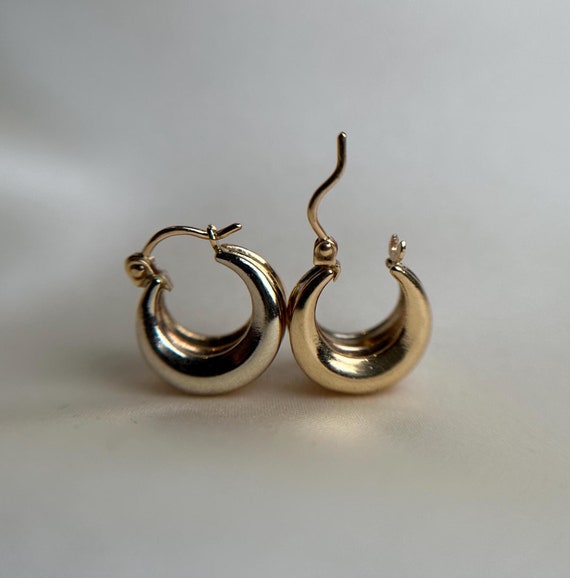 18KT Gold Huggie Hoop Earrings - Elegant Gold Hoops, Estate Jewellery, Small Gold Hoops, Classic Hoop Earrings, Timeless Gold Jewelry