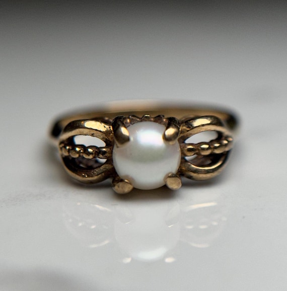 Vintage Pearl 10KT Gold Ring, Detailed Bubble Shoulder Yellow Gold Estate Jewellery, Old School Style Small Band Ring Size 5.25 US