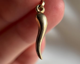 Small 10KT Italian Horn Charm, Yellow Gold Cornicello, Good Luck Charm Pendant, Brings Luck, Corno Portafortuna Amulet, Necklace Stack
