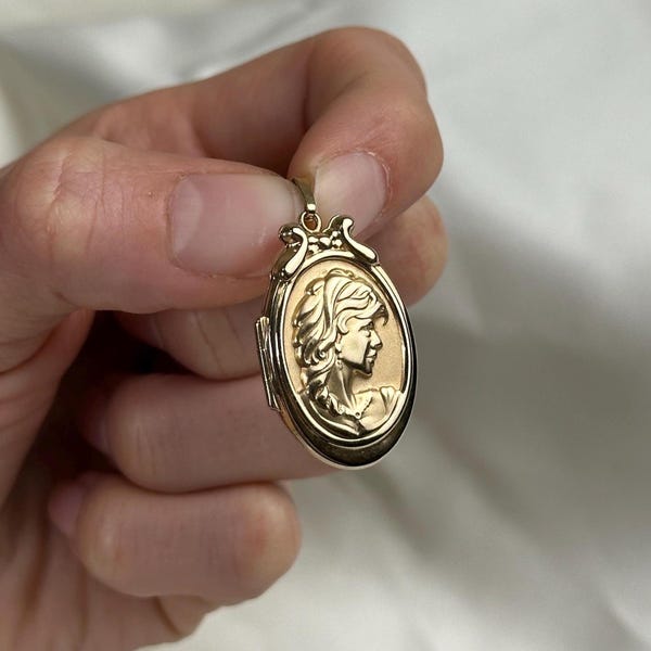 Vintage 10K Gold Cameo Oval Locket Pendant | Photo Memory Charm