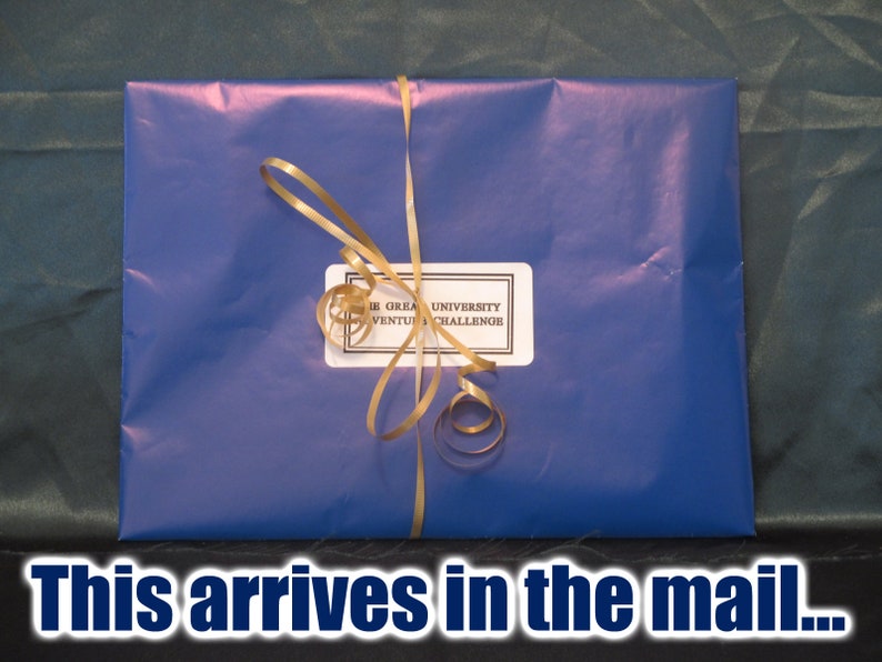 Peut inclure: Un colis rectangulaire envelopp&eacute; dans du papier bleu et attach&eacute; avec un ruban dor&eacute;. Une &eacute;tiquette blanche avec du texte noir est appos&eacute;e. Le texte en bas de l'image se lit "This arrives in the mail..."