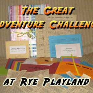 以下が含まれることがあります： 「THE GREAT ADVENTURE CHALLENGE」と「AT RYE PLAYLAND」のテキストが入った、カード、封筒、リストなど、冒険をテーマにしたアイテムのコレクション。中立的な背景に配置されており、ゲームやアクティビティを示唆しています。