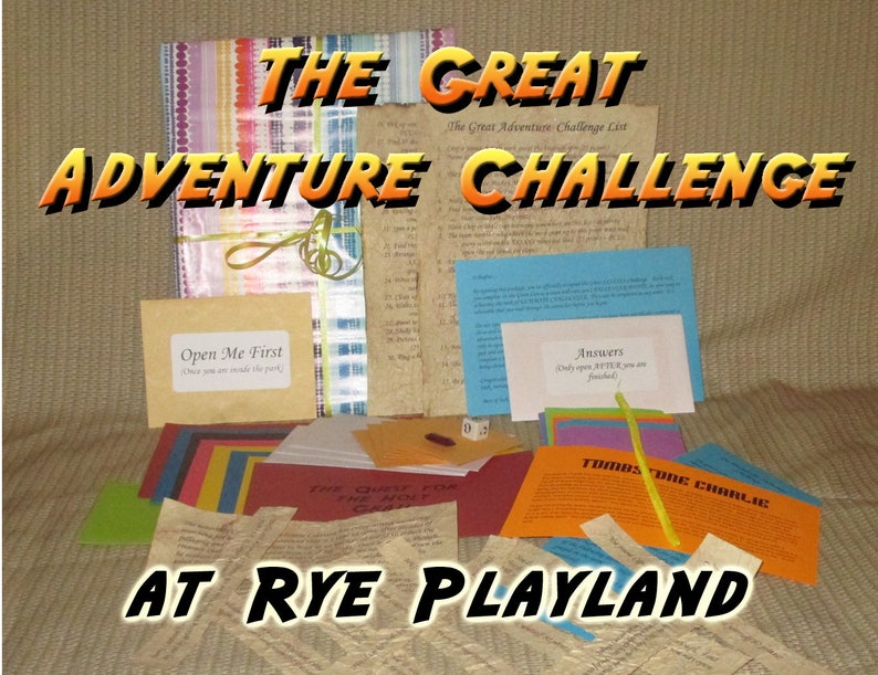 以下が含まれることがあります： 「THE GREAT ADVENTURE CHALLENGE」と「AT RYE PLAYLAND」のテキストが入った、カード、封筒、リストなど、冒険をテーマにしたアイテムのコレクション。中立的な背景に配置されており、ゲームやアクティビティを示唆しています。