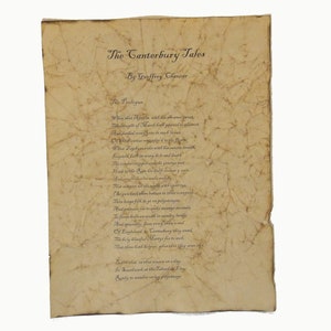 K&ouml;nnte beinhalten: Eine Seite im Vintage-Stil mit dem Titel "The Canterbury Tales" von Geoffrey Chaucer. Der Text ist in einer klassischen Schriftart auf gealtertem, strukturiertem Papier mit sichtbaren Knitterfalten und einem leicht gelblichen Farbton gedruckt.