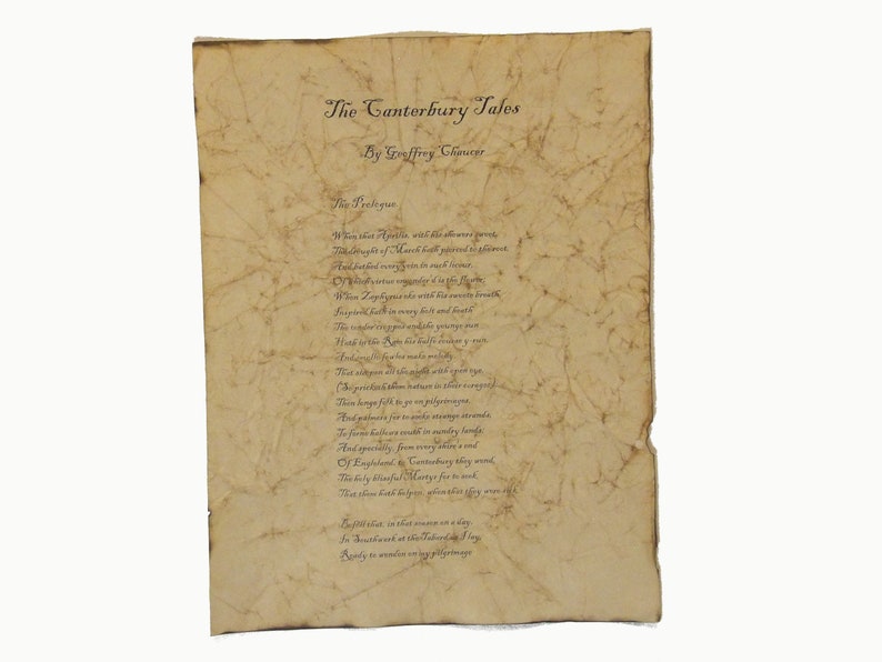 K&ouml;nnte beinhalten: Eine Seite im Vintage-Stil mit dem Titel "The Canterbury Tales" von Geoffrey Chaucer. Der Text ist in einer klassischen Schriftart auf gealtertem, strukturiertem Papier mit sichtbaren Knitterfalten und einem leicht gelblichen Farbton gedruckt.