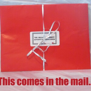 Pu&ograve; includere: Un pacco rosso acceso, legato con nastro argentato. Un'etichetta bianca con testo nero recita "THE GREAT UNIVERSITY ADVENTURE CHALLENGE". Il testo "This comes in the mail..." &egrave; in basso.