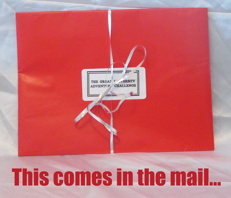 Pu&ograve; includere: Un pacco rosso acceso, legato con nastro argentato. Un'etichetta bianca con testo nero recita "THE GREAT UNIVERSITY ADVENTURE CHALLENGE". Il testo "This comes in the mail..." &egrave; in basso.