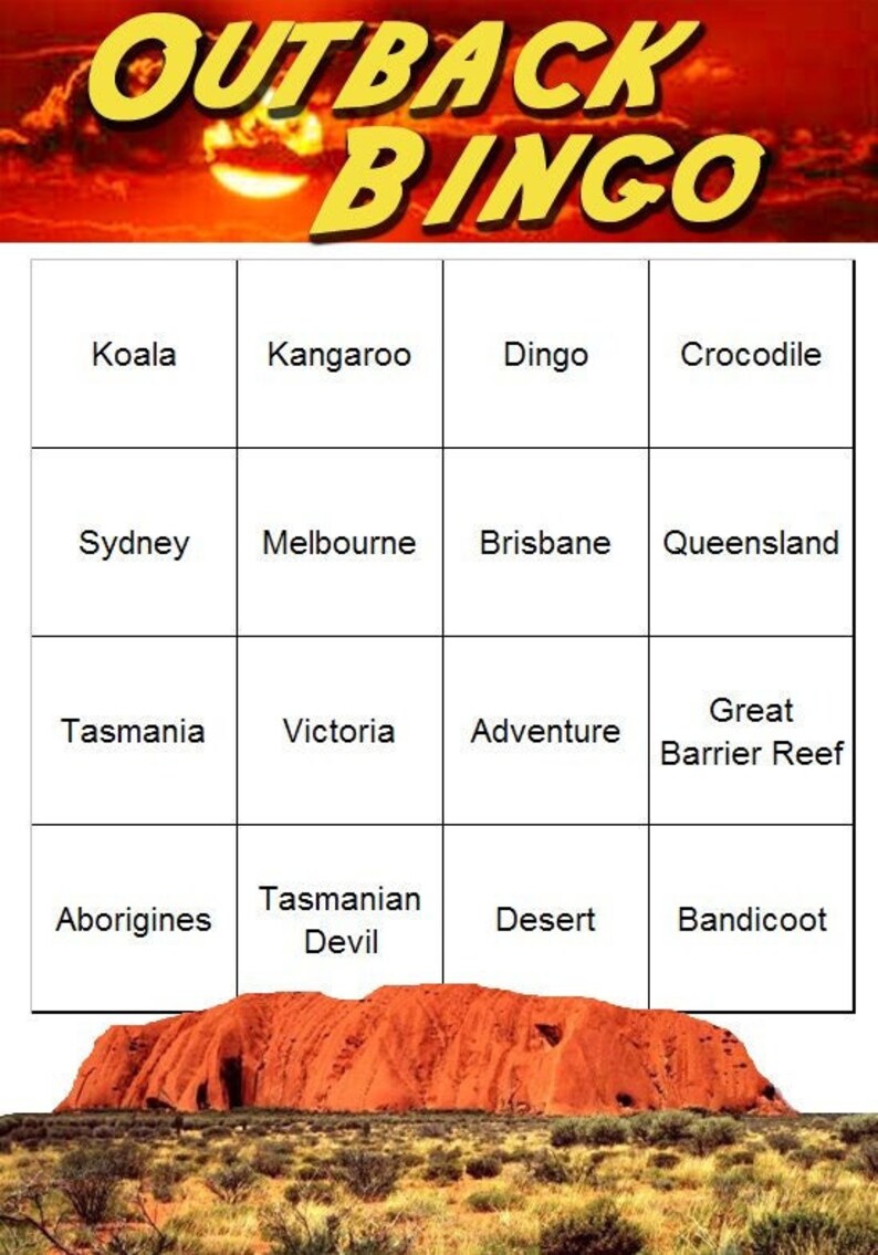 Pu&ograve; includere: Una cartella di bingo con il titolo "OUTBACK BINGO" in lettere gialle su uno sfondo di tramonto. La cartella presenta caselle con parole come "Koala", "Canguro" e "Diavolo della Tasmania".