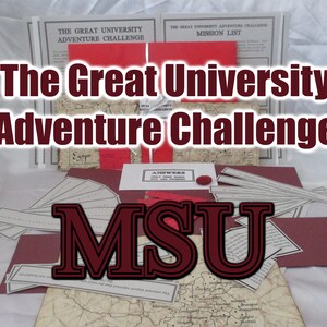 Pu&ograve; includere: Un insieme di materiali per il gioco "The Great University Adventure Challenge". Include carte rosse e bianche, mappe e le lettere "MSU" in bordeaux. &Egrave; visibile anche il testo "Answers Only When You Are Ready".