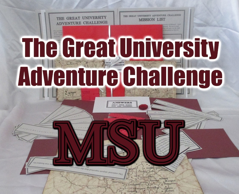Pu&ograve; includere: Un insieme di materiali per il gioco "The Great University Adventure Challenge". Include carte rosse e bianche, mappe e le lettere "MSU" in bordeaux. &Egrave; visibile anche il testo "Answers Only When You Are Ready".