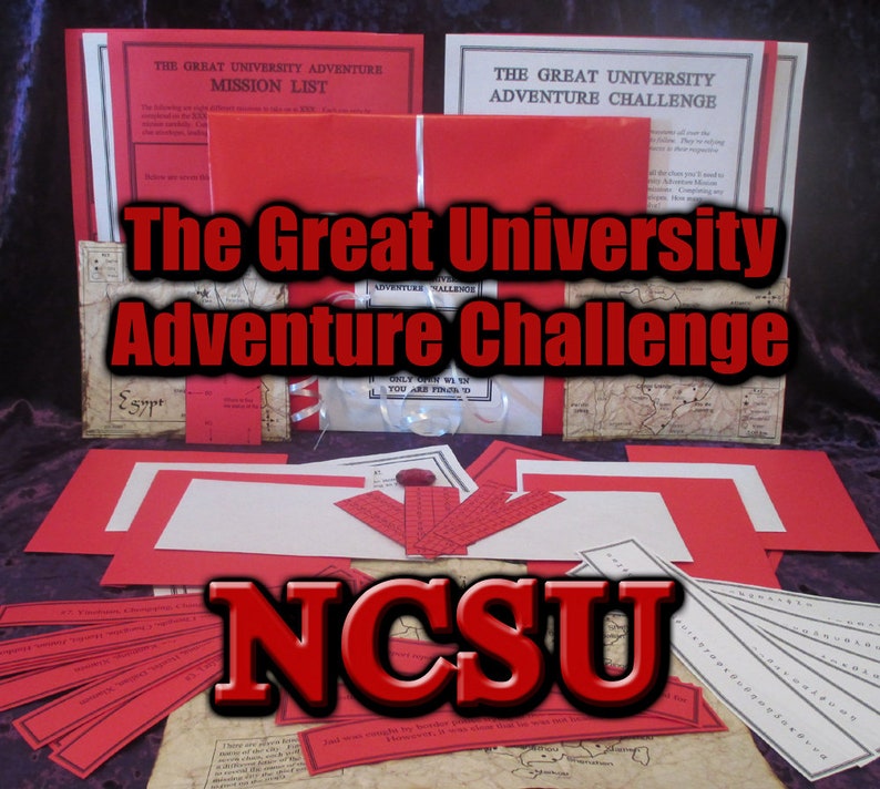 Peut inclure: Un ensemble de mat&eacute;riel de jeu d'aventure, comprenant des cartes rouges et blanches, des cartes et des documents. Le texte "The Great University Adventure Challenge" est bien en &eacute;vidence. Les lettres "NCSU" sont &eacute;galement visibles.