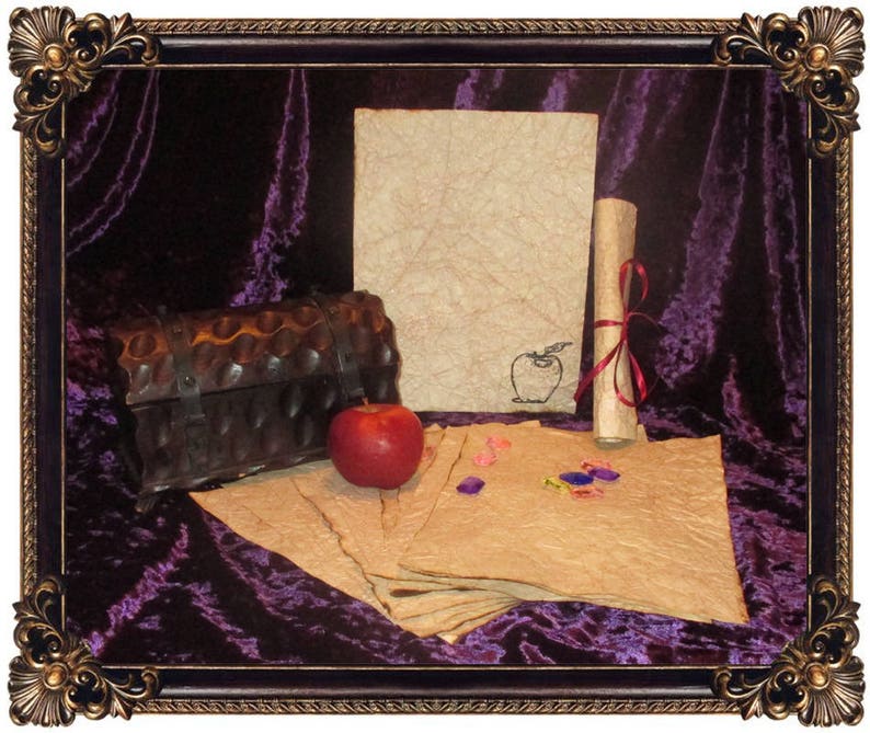 K&ouml;nnte beinhalten: Ein Stillleben im antiken Stil mit einer dunklen Holzkiste, einem roten Apfel und gealtertem Papier. Eine Schriftrolle, die mit einem roten Band gebunden ist, und ein Blatt Papier mit einer Apfelzeichnung sind ebenfalls vorhanden. Die Szene ist in einem dekorativen schwarzen und goldenen Rahmen gerahmt.