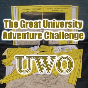 Pu&ograve; includere: Un set di materiali per giochi di avventura, tra cui liste di missioni, fogli di risposta e una mappa. Il testo "The Great University Adventure Challenge" &egrave; ben visibile. Sono visibili anche le lettere "UWO".