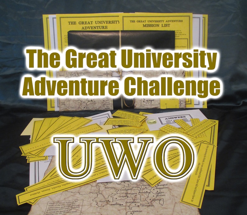 Pu&ograve; includere: Un set di materiali per giochi di avventura, tra cui liste di missioni, fogli di risposta e una mappa. Il testo "The Great University Adventure Challenge" &egrave; ben visibile. Sono visibili anche le lettere "UWO".