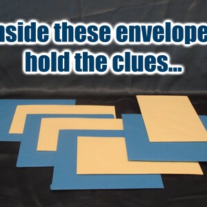 Peut inclure: Plusieurs enveloppes bleues et beiges sont dispos&eacute;es sur un fond sombre. Le texte "Inside these envelopes hold the clues..." est affich&eacute; en blanc avec un contour bleu fonc&eacute; au-dessus des enveloppes. Les enveloppes sont rectangulaires et superpos&eacute;es.