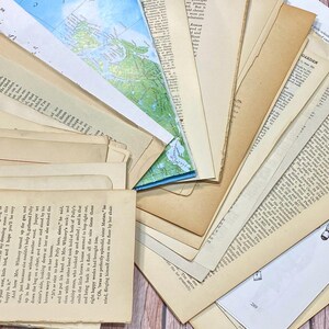 Pu&ograve; includere: Una collezione di pagine di libri vintage in varie tonalit&agrave; di crema e beige, con alcune pagine che presentano testo e altre con illustrazioni. Le pagine sono disposte a ventaglio, creando un effetto testurizzato e stratificato.