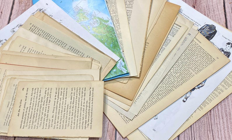 Pu&ograve; includere: Una collezione di pagine di libri vintage in varie tonalit&agrave; di crema e beige, con alcune pagine che presentano testo e altre con illustrazioni. Le pagine sono disposte a ventaglio, creando un effetto testurizzato e stratificato.