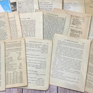 Pu&ograve; includere: Una collezione di pagine di carta vintage, color avorio, con testo stampato. Le pagine sono leggermente ingiallite e hanno un aspetto usurato e invecchiato. Il testo sulle pagine &egrave; in diverse lingue, tra cui inglese e francese.