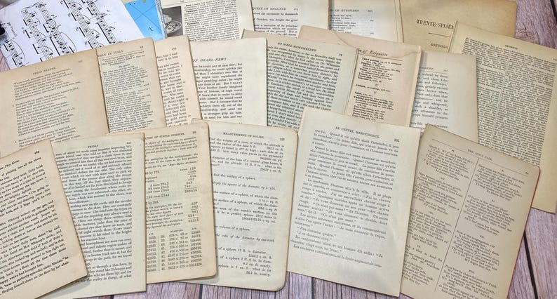 Pu&ograve; includere: Una collezione di pagine di carta vintage, color avorio, con testo stampato. Le pagine sono leggermente ingiallite e hanno un aspetto usurato e invecchiato. Il testo sulle pagine &egrave; in diverse lingue, tra cui inglese e francese.