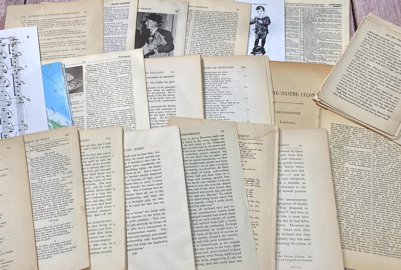 Pu&ograve; includere: Una collezione di pagine di libri antichi con testo in inchiostro nero su sfondo crema. Le pagine sono disposte in modo casuale, alcune si sovrappongono. Le pagine sono di diverse dimensioni e forme, e alcune hanno illustrazioni o fotografie.