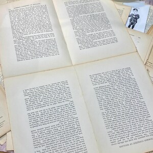 Pu&ograve; includere: Un primo piano di una pagina di un libro vintage intitolato "Norman Conquest of England". Il testo &egrave; in inchiostro nero su carta color crema. La pagina &egrave; leggermente ingiallita dal tempo. Il testo descrive l'invasione normanna dell'Inghilterra nel 1066.