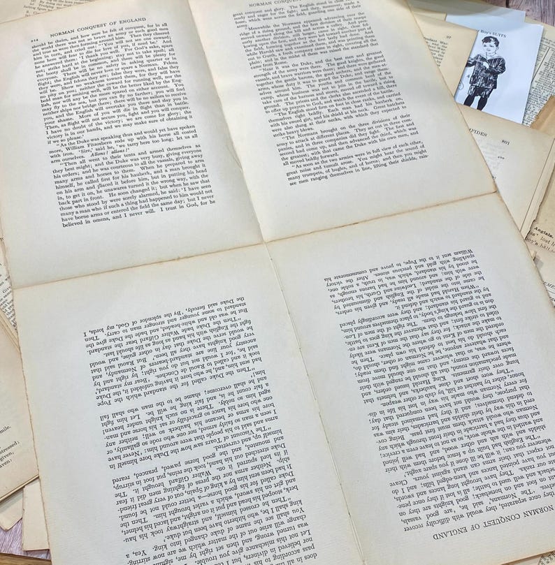 Pu&ograve; includere: Un primo piano di una pagina di un libro vintage intitolato "Norman Conquest of England". Il testo &egrave; in inchiostro nero su carta color crema. La pagina &egrave; leggermente ingiallita dal tempo. Il testo descrive l'invasione normanna dell'Inghilterra nel 1066.
