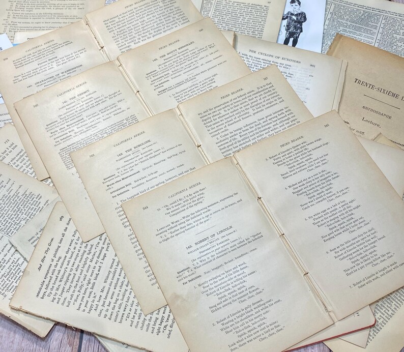 Pu&ograve; includere: Un mucchio di pagine di libri antichi con testo in vari caratteri e dimensioni. Le pagine sono di colore crema e beige, e alcune hanno bordi marroni. Il testo include titoli come "The Cyclops of Activities" e "California Series".