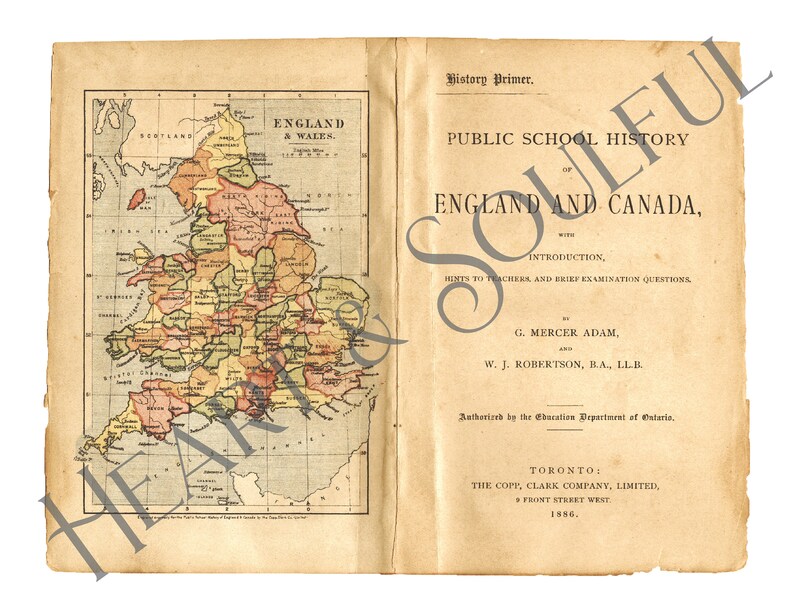 K&ouml;nnte beinhalten: Ein Vintage-Buchcover mit einer Karte von England und Wales und dem Titel "Public School History of England and Canada". Das Buch wurde 1886 von The Copp, Clark Company, Limited in Toronto ver&ouml;ffentlicht.