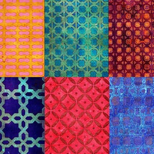 K&ouml;nnte beinhalten: Eine Collage aus sechs quadratischen Mustern in verschiedenen Farben. Die Muster umfassen sich wiederholende geometrische Formen in Gelb-, Rosa-, T&uuml;rkis-, Lila-, Rot- und Blaut&ouml;nen. Die Texturen wirken gealtert, mit einer Vintage-&Auml;sthetik.