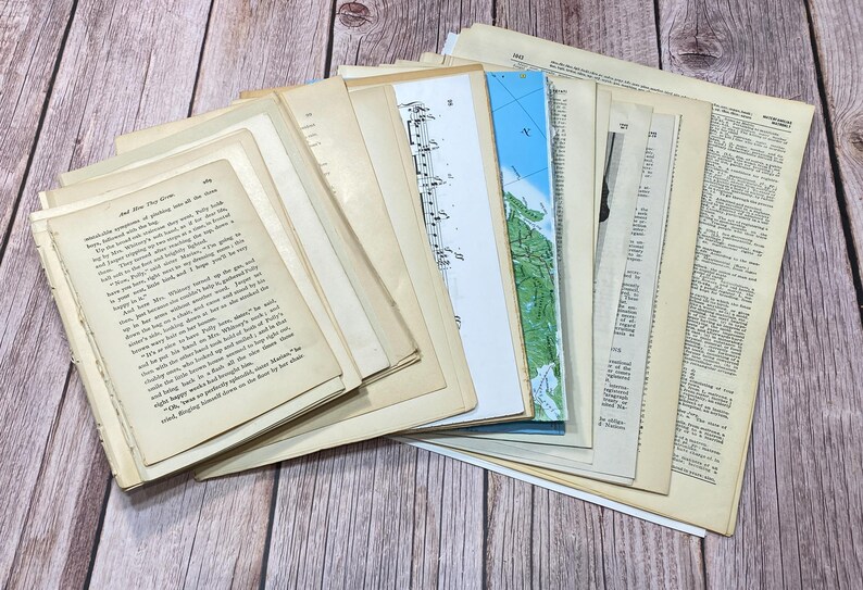 Pu&ograve; includere: Una pila di carta ephemera vintage, tra cui una pagina con testo da un libro intitolato "And Now They Were Seven", una mappa e una pagina di note musicali.