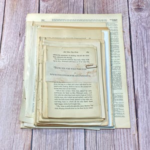 Pu&ograve; includere: Una pila di libri tascabili vintage con uno sfondo color crema. Il libro in cima ha un titolo che recita "And How They Grew" e un frammento di testo che dice "Thank You for Your Purchase WWW.ETSY.COM/SHOP/HEARTANDSOULFUL".