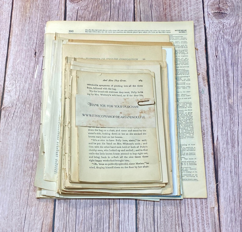 Pu&ograve; includere: Una pila di libri tascabili vintage con uno sfondo color crema. Il libro in cima ha un titolo che recita "And How They Grew" e un frammento di testo che dice "Thank You for Your Purchase WWW.ETSY.COM/SHOP/HEARTANDSOULFUL".