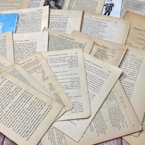 Pu&ograve; includere: Una collezione di pagine di libri antichi con testo in vari caratteri e dimensioni. Le pagine sono in tonalit&agrave; crema e beige, e alcune hanno note scritte a mano. Le pagine sono disposte in modo casuale, creando uno sfondo testurizzato.