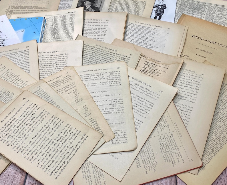 Pu&ograve; includere: Una collezione di pagine di libri antichi con testo in vari caratteri e dimensioni. Le pagine sono in tonalit&agrave; crema e beige, e alcune hanno note scritte a mano. Le pagine sono disposte in modo casuale, creando uno sfondo testurizzato.