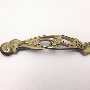 Antique Style Cream Flower Pull, Drawer Pulls, cabinet hardware, kitchen hardware, bathroom hardware, Vanity Hardware, antique hardware