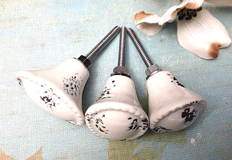 Antique White Decorative Ceramic Knob Primitive Cottage Drawer Pull Distressed Hardware Cabinet Hardware Shabby Chic Dresser Knobs