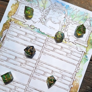 Puede incluir: Una hoja de personaje para un juego de rol de mesa con una ilustración de acuarela de un árbol y un búho. Varios dados de múltiples caras con colores verdes y dorados están esparcidos por la hoja, listos para jugar.