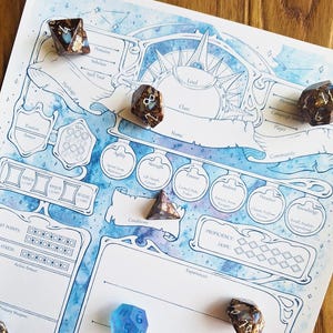 Könnte beinhalten: Ein detailliertes Charakterblatt für ein Rollenspiel mit einem blau-weißen Aquarelldesign. Mehrere vielseitige Würfel in verschiedenen Farben, darunter Blau, Braun und Transparent, sind über das Blatt verstreut und bereit für das Spiel. Das Blatt enthält Abschnitte für Charakterstatistiken und -fähigkeiten.